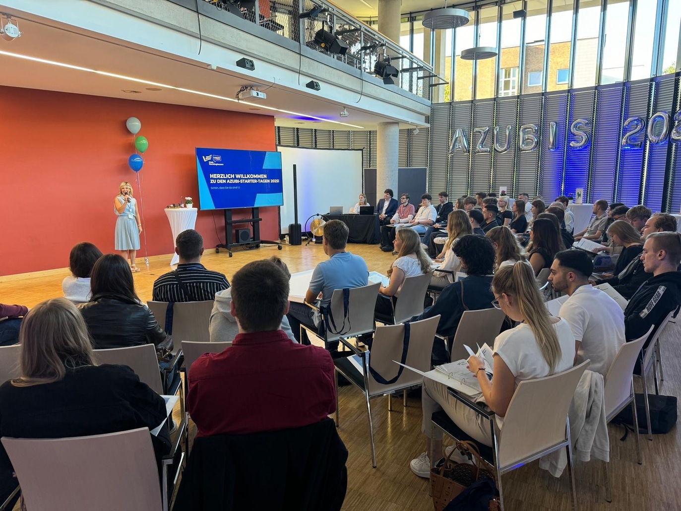 Die Azubi-Startertage 2025: Unsere neuen Auszubildenden und Studierende beginnen Ihre Ausbildung jedes Jahr mit den Azubi-Startertagen. An den ersten 5 Tagen geht darum, die Kreisverwaltung, das Team Ausbildung, ihre Rechte und Pflichten und sich untereinander näher kennenzulernen.